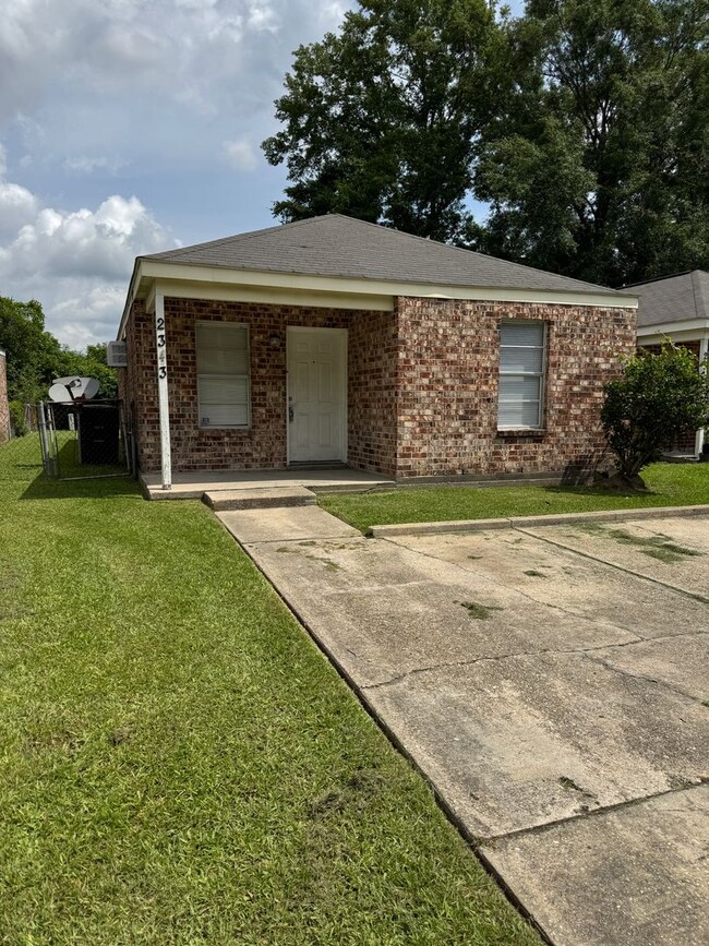 Building Photo - 2343 Elm Park Dr