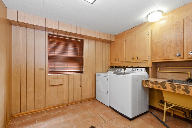 Building Photo - 6238 W 63rd St
