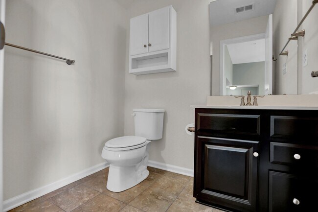 Building Photo - Stunning Townhome with Water Views!