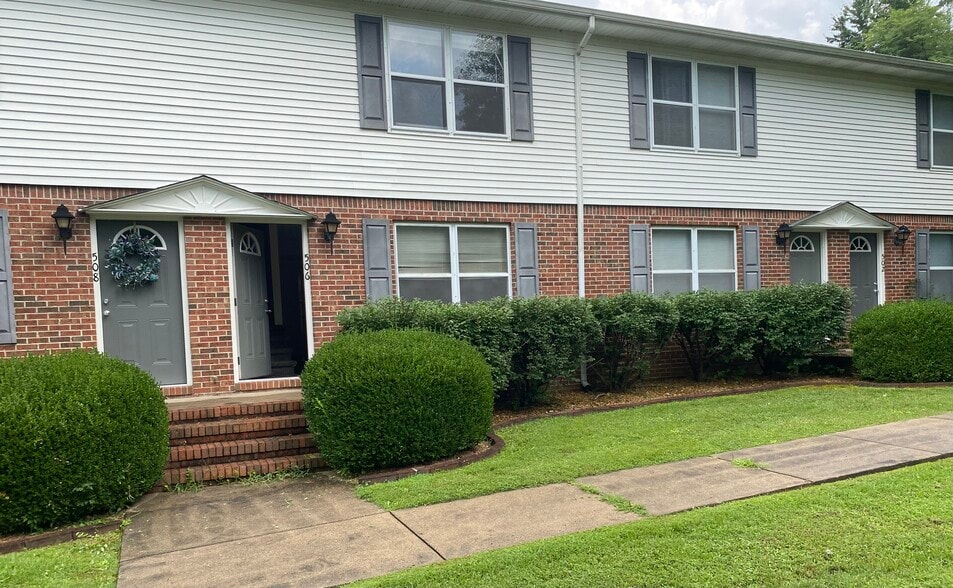 Primary Photo - 506 Deer Lick Pl