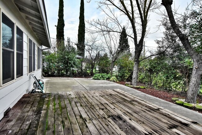 Building Photo - 498 Nut Tree Ct