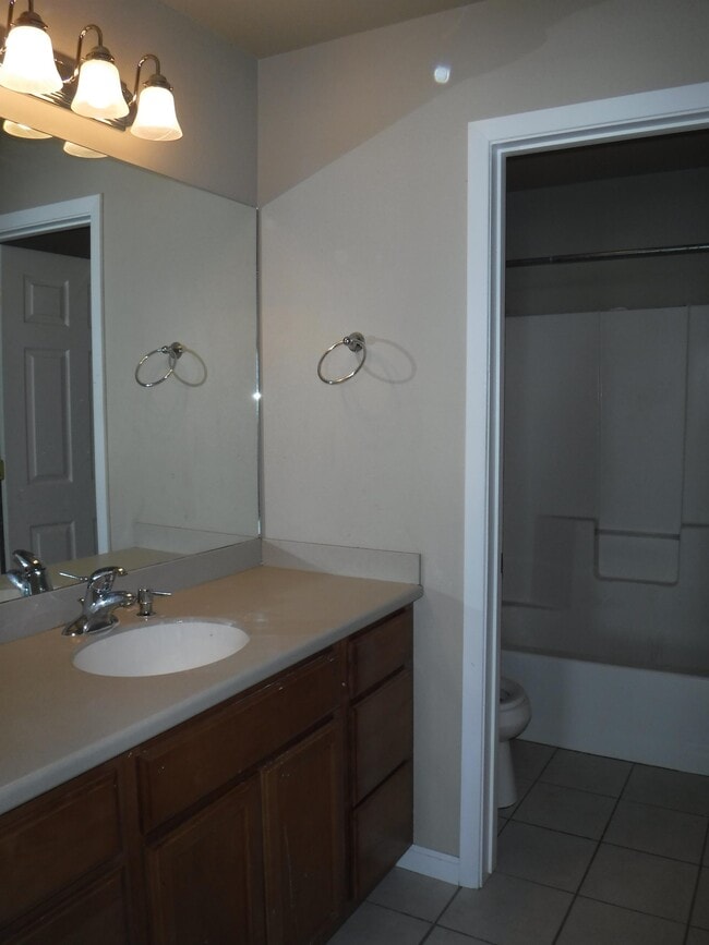 Building Photo - 441 Country Club Ln