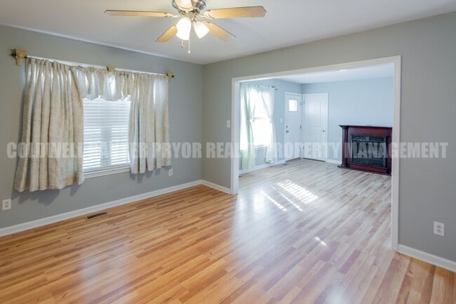 Building Photo - 345 Yoakum St