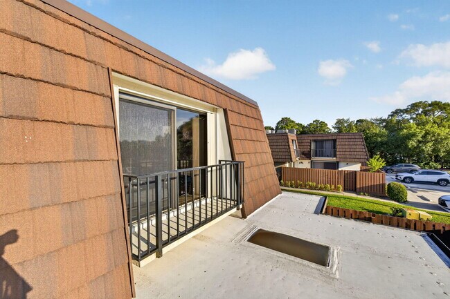 Building Photo - 5612 SE Riverboat Dr
