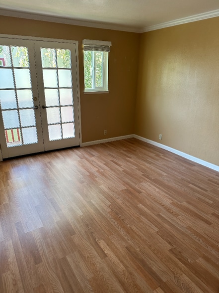 Building Photo - 447 Oak Ave