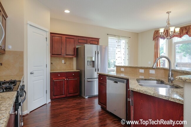 Building Photo - Stunning 4-BR + Den Home | Walk to 53rd Park | Close to Intel | Max & Shopping | Fenced Yard