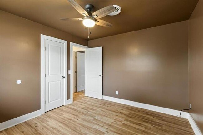 Building Photo - 3 Bedroom, 1.5 Bath Beauty!
