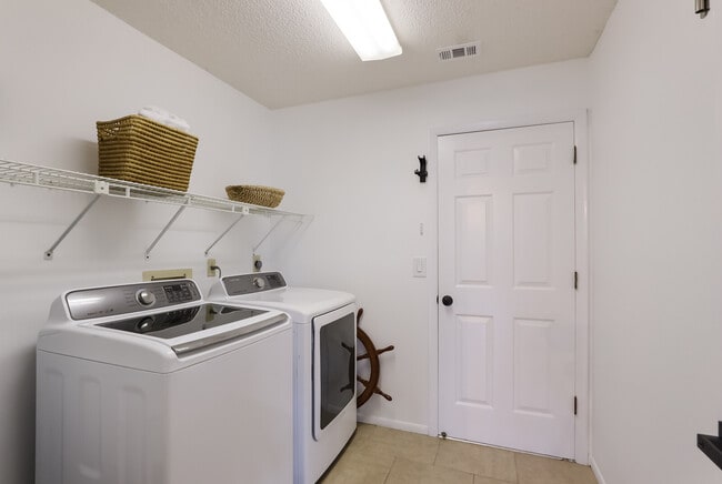 Building Photo - 5424 America Dr