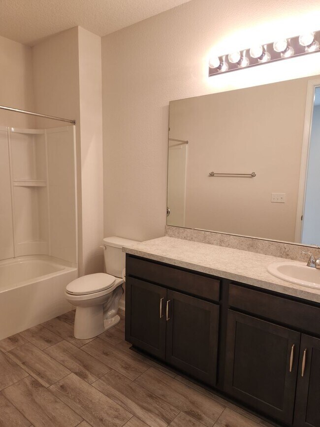 Building Photo - Perfect size, perfect location!