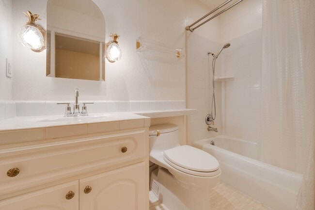 Building Photo - Charming 3 Bedroom Single-Story with Firep...