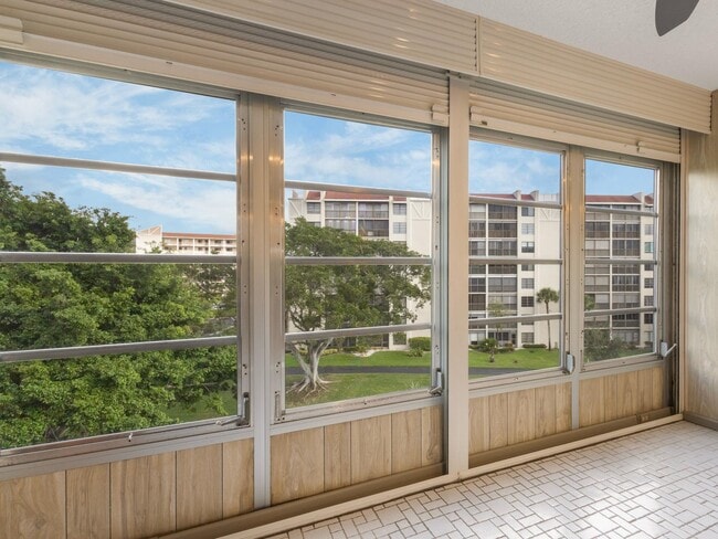 Building Photo - 14527 Bonaire Blvd