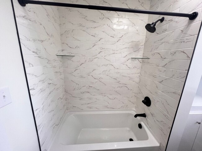 Building Photo - 810 Stonehenge Ave