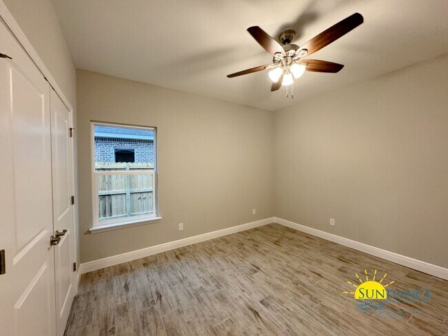 Building Photo - Stunning Centrally Located, a MUST see!
