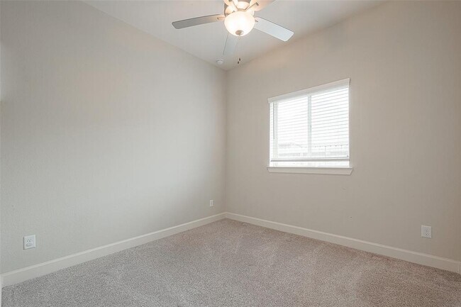 Building Photo - 402 Jolly Ginger Dr