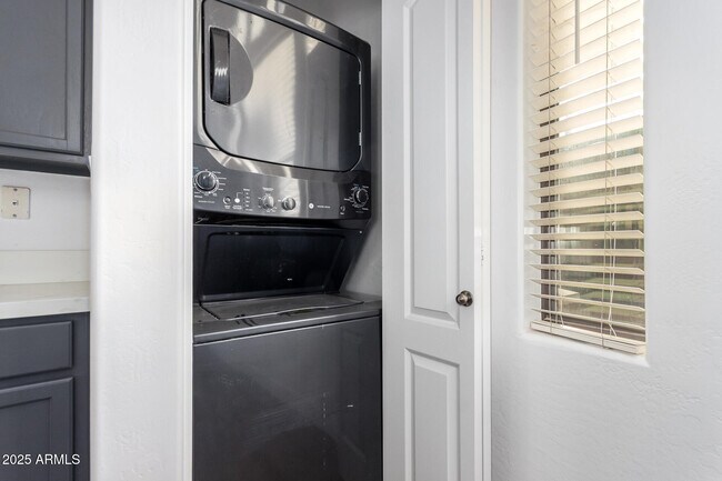 Building Photo - 738 S Beck Ave