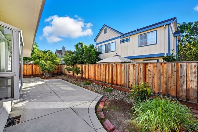 Building Photo - Updated Family Spacious Home w/ Fenced in ...