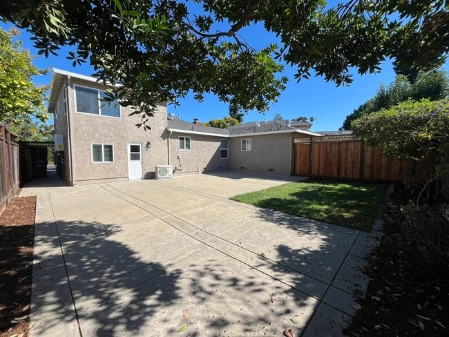 Building Photo - 12 Greenwood Ln