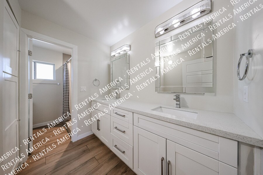 Building Photo - 105 E Hermosa Dr