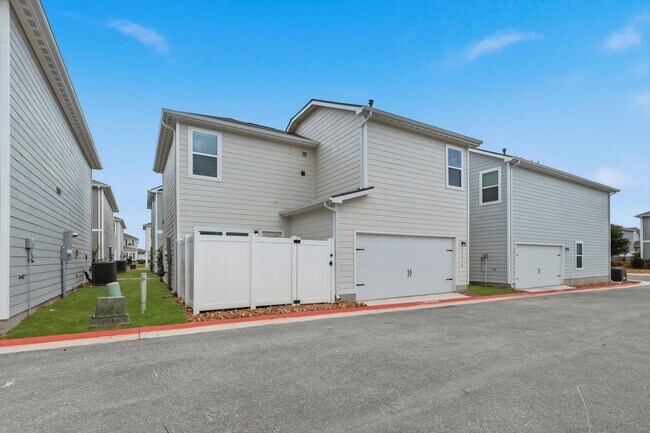 Building Photo - Clean & Modern Townhome with No Carpet and Lawn Service Included