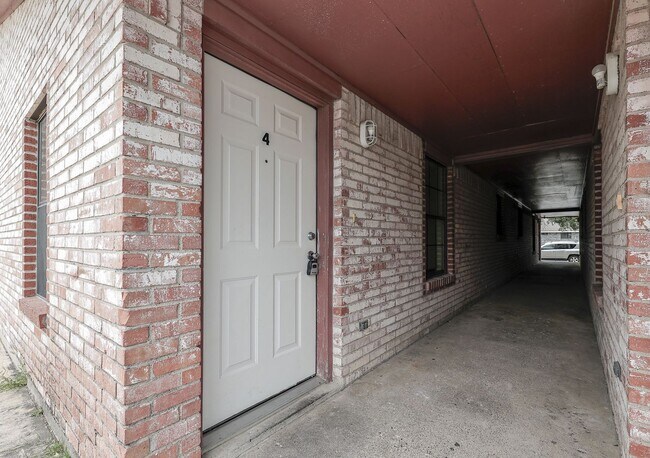 Building Photo - 31st St Apts