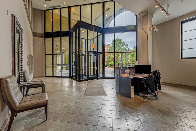 Building Photo - 811 W 15th Pl