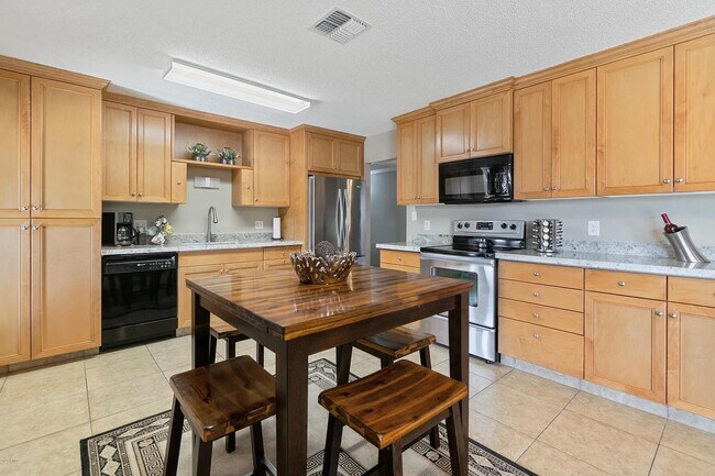 Building Photo - 8021 E Oak St