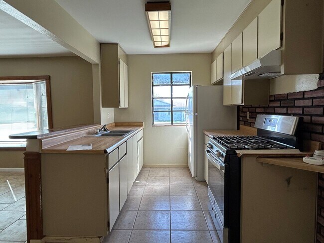 Building Photo - 2363 Vía Cedro