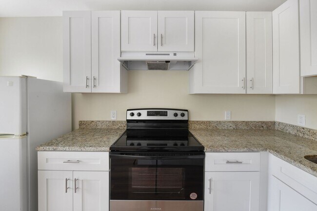 Building Photo - Newly Renovated spacious one bedroom one b...