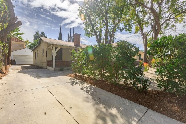 Building Photo - Cozy 3-bedroom Home Nestled in Encino!
