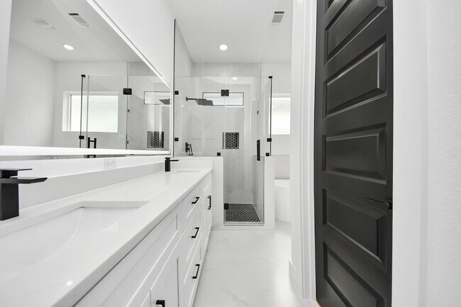 Building Photo - 3308 Hardy St