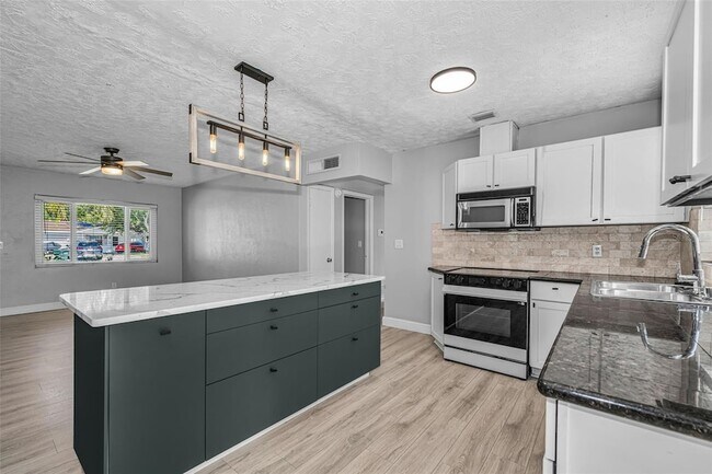 Building Photo - 839 13th Ave SW