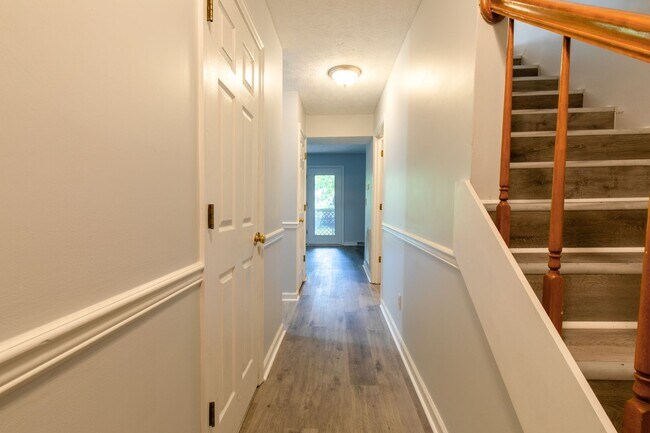 Building Photo - 3 story 2 bed 1.5 bath condo with large ga...