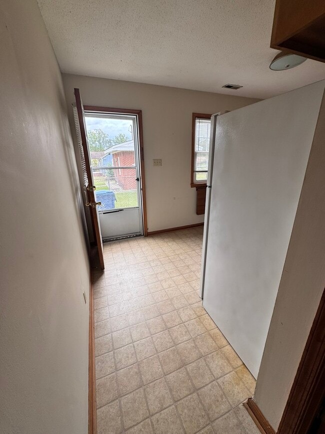 Building Photo - 2 Bed Duplex with Rocking Chair Front Porc...