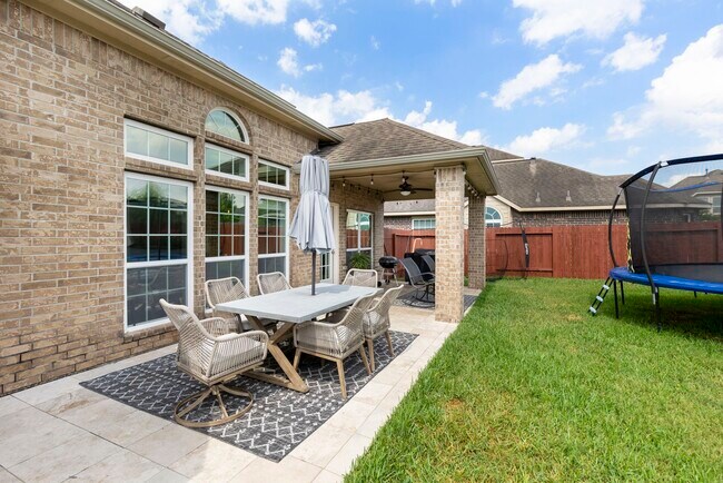 Building Photo - 6223 Pinewood Heights Dr