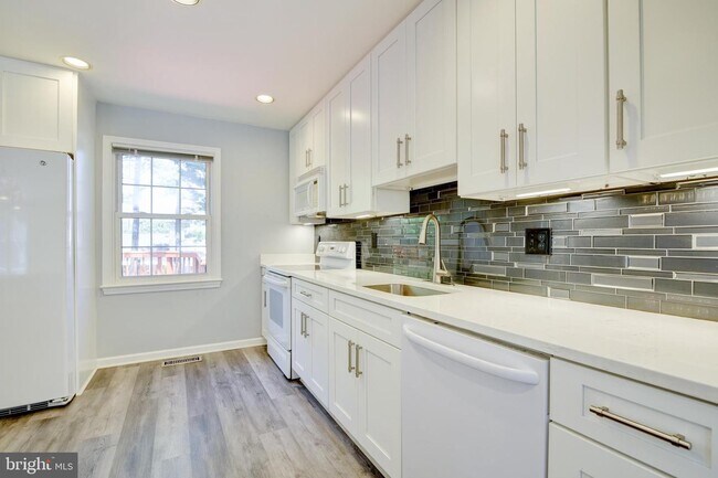 Building Photo - 618 Worchester St