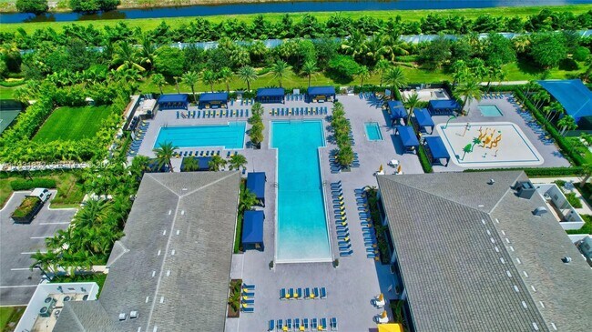 Building Photo - 17113 Aquavera Way