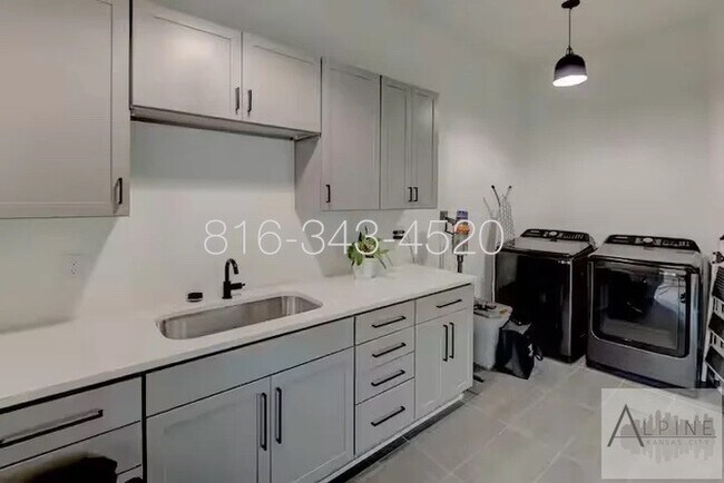 Building Photo - Fully Furnished Short or Mid Term Rental