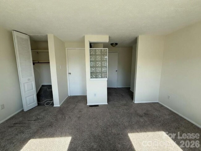 Building Photo - 9432 Lexington Cir