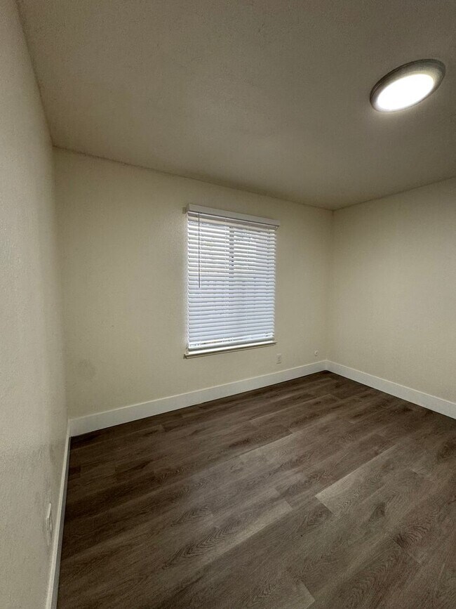 Building Photo - Downstairs 2 bed, 1 bath newly remolded unit rent ready!!
