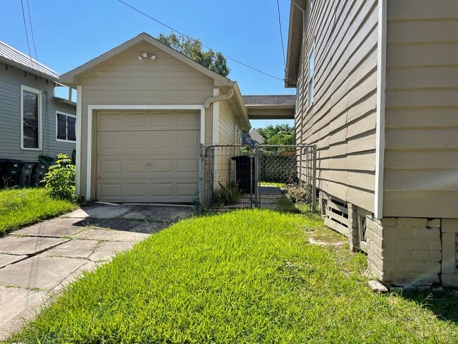 Building Photo - 4 Bed 2 Bath Rental