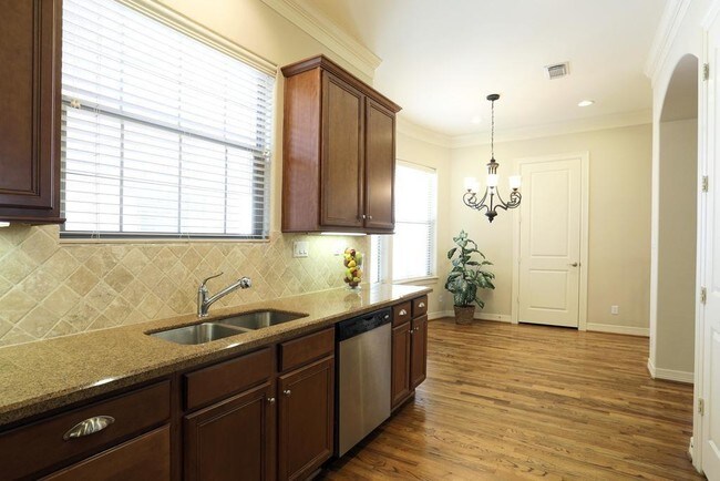 Building Photo - 2822 Helena St