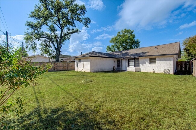 Building Photo - 7838 Royalwood Dr