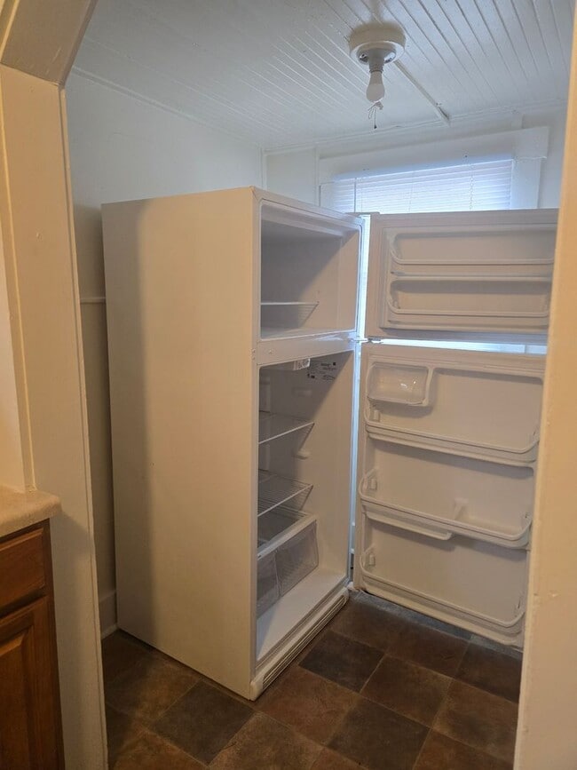 Building Photo - Cute 2 Bedroom