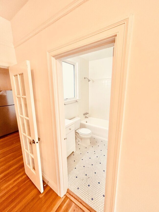 Building Photo - Beautiful 1 Bedroom located in one of San ...