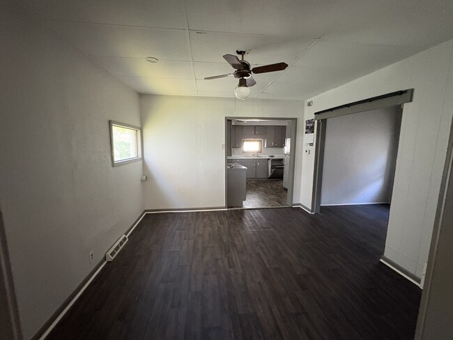 Building Photo - 402 1/2 S Elm St