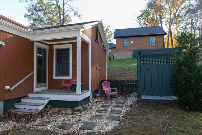 Building Photo - 1 bed, 1 bath River View Cottage in Charle...