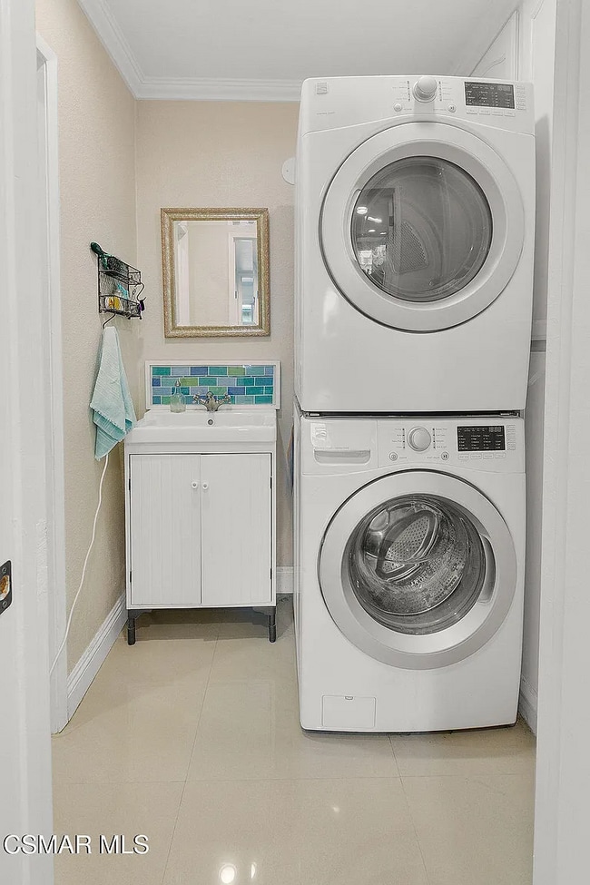 Building Photo - 1340 E Hillcrest Dr