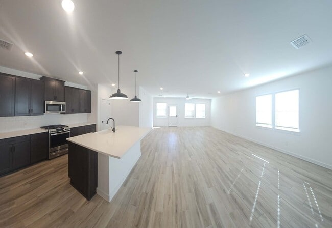 Building Photo - 8438 Bay Oaks Dr