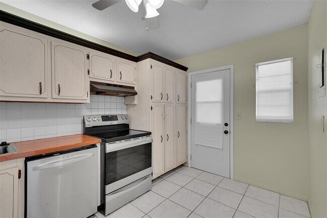 Building Photo - 2950 NW 46th Ave
