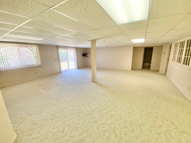 Building Photo - 3 Bedroom 2.5 Bathroom Condo in Williston